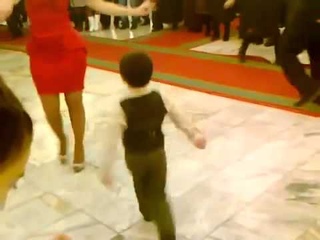 маленький мальчик танцует лезгинку
