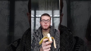 я неудачно открываю банан, съедаю его после чего пафосно достаю сигарету и запиваю чаем