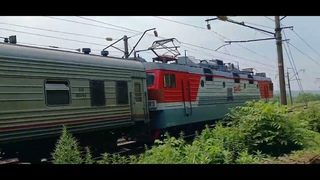 Электровоз ЭП1-127 со скорым поездом №009Н Владивосток-Москва выходит из кривой,следуя на скорости.