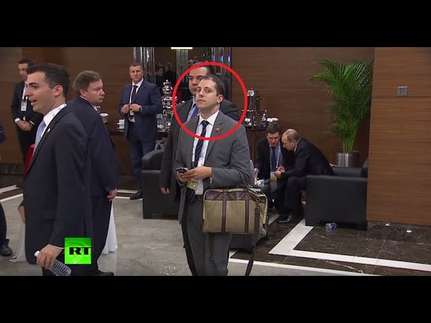 Full video of a man eavesdropping on Putin Obama at