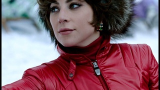 Lady Gaga в красном горнолыжном комбинезоне. Lady Gaga at the House of Gucci in shiny red ski suit.