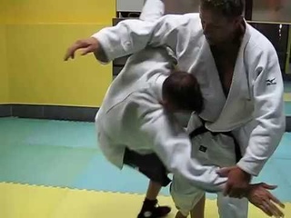 Из захвата одноименной из под руки роняем задней подножкой или переходим на классическое удушение.