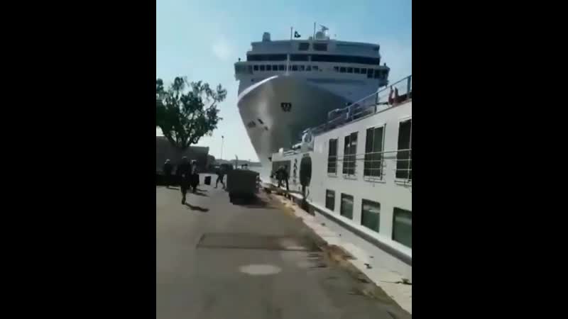 B кaкой морcкой школe его швартоваться учили Права что ли за