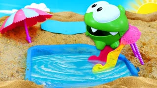Ам Ням и игры в песочнице! Видео для детей про игрушки Om Nom