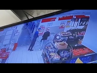 В Нижнекамске мужчина и женщина украли пакет с мясом, но забыли забрать свой