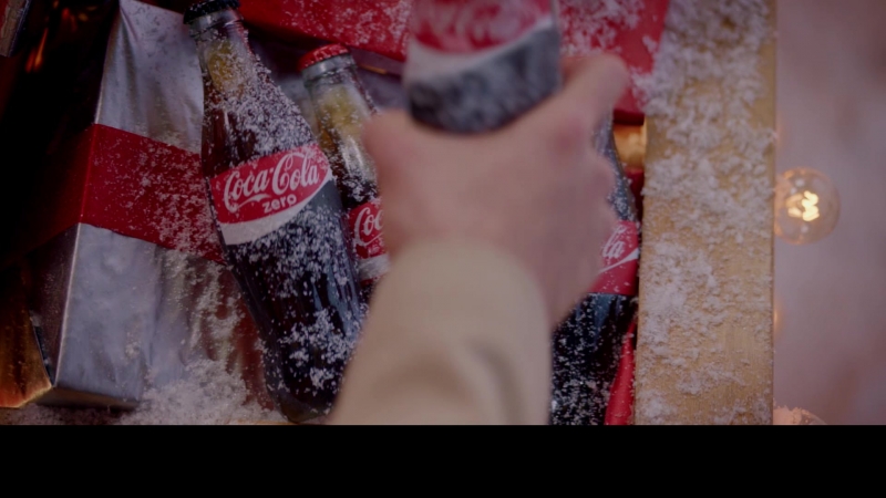 Новогодняя кока кола. Koala кока кола. Кола зеро фото. Ролик кока кола. Кока кола на черном фоне.