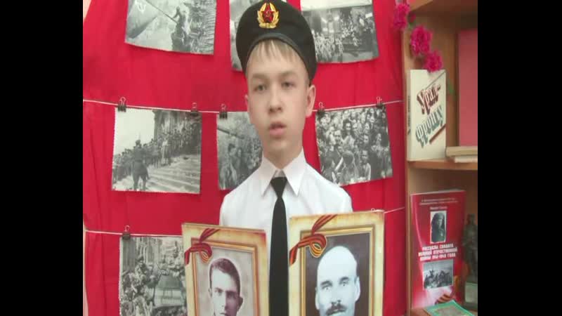 Школьники в библиотеке и дети у