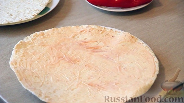 Ланч Лавашики Лаваш тонкий - 3 шт. Фарш мясной (можно использовать любое мясо, какое вам по вкусу) - 200 г Помидор - 1 шт. Перец сладкий красный - 0,5 шт. Сыр твердый - 100 г Сыр сливочный