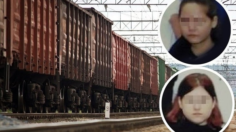 Девочки, обнявшись, попали под