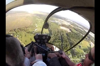 Вертолет эвакуирует самолет
