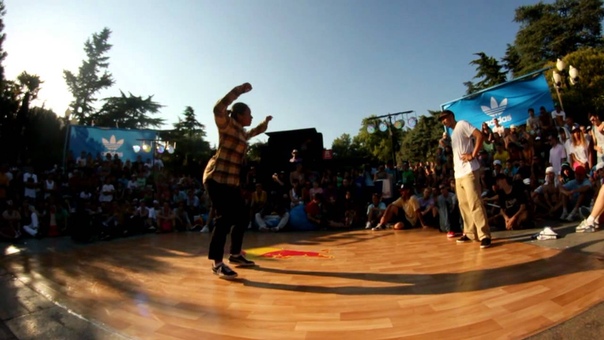 2 КРИСТИ VS БАНЗАЙ ( Yalta Summer Jam 2012) HIPHOP 1 vs 1 by BOOMBOX