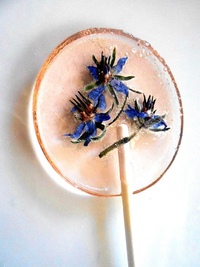 Фиолетовый леденец. Леденцы с цветами внутри. Леденцы с цветами. Цветы для леденцов. Леденцы домашние.